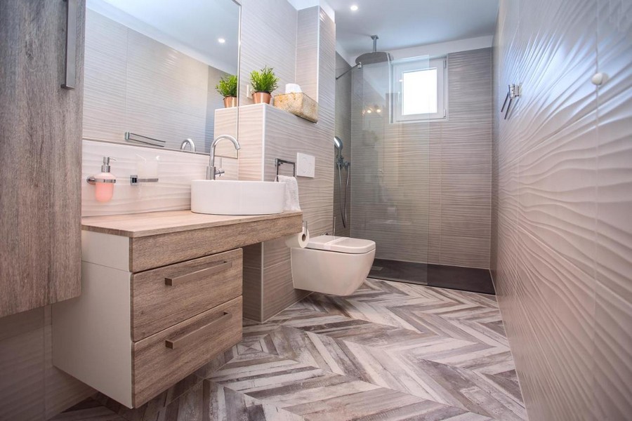 Nowoczesna łazienka z prysznicem i toaletką