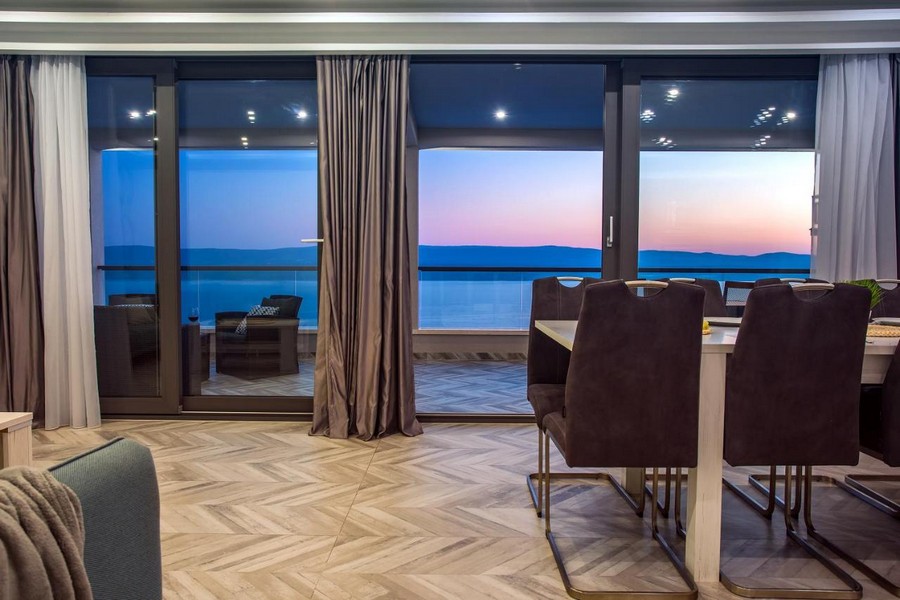 Jadalnia z widokiem na morze przez duże okna