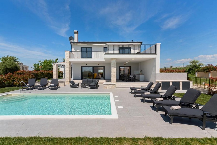 Wygląd zewnętrzny willi z basenem i tarasem słonecznym
