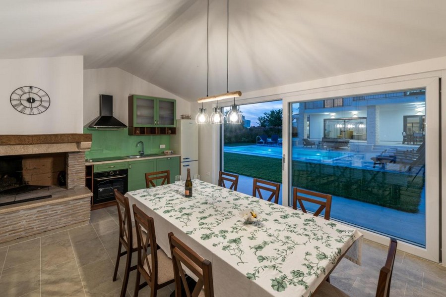 Jadalnia w aneksie z kominkiem i wyjściem do ogrodu