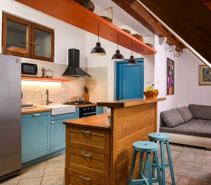 Nowoczesna kuchnia z drewnianymi detalami i blatem barowym