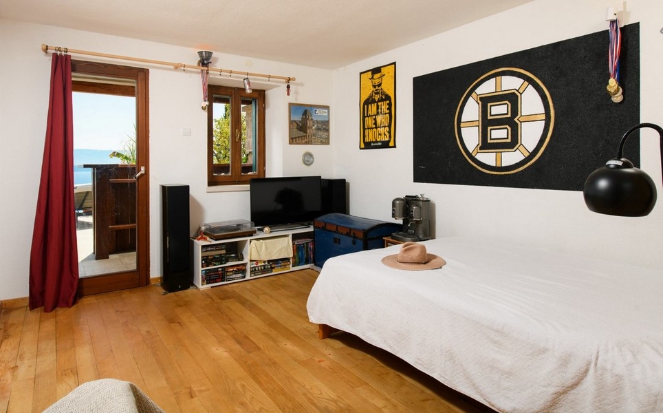 Sypialnia z wyjściem na taras i widokiem na morze