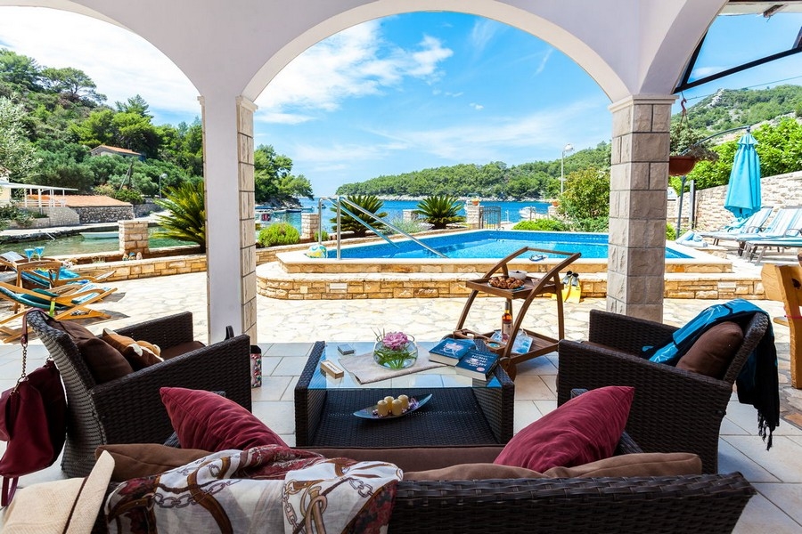 Zadaszony taras z widokiem na basen i morze