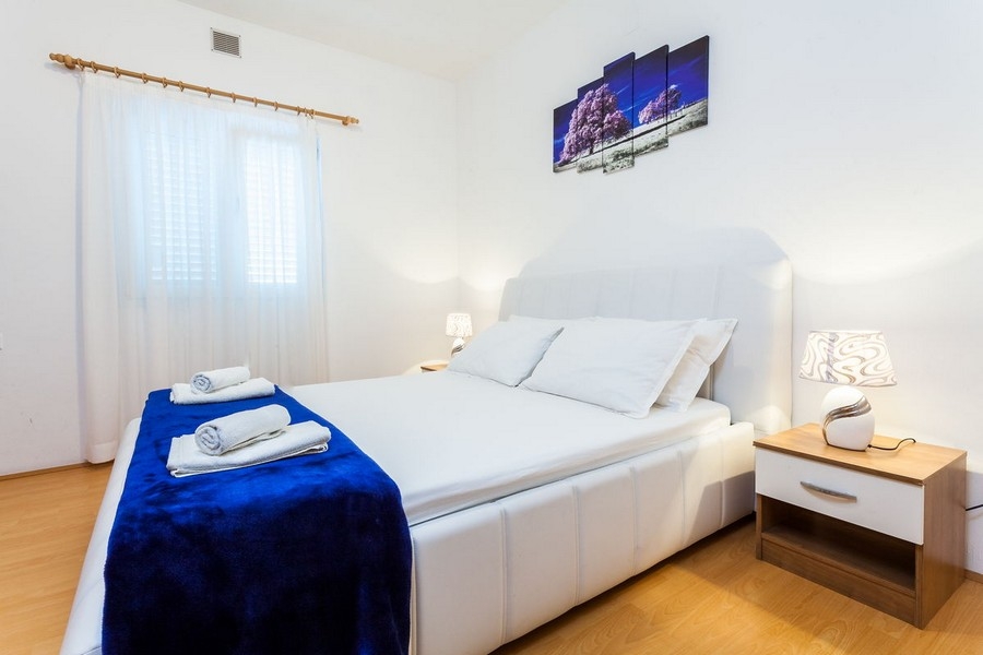 Sypialnia z podwójnym łóżkiem i nowoczesnymi meblami