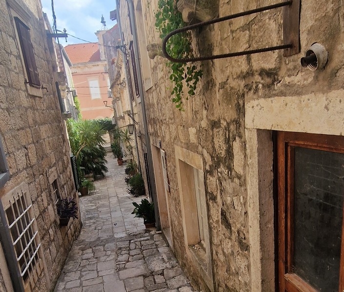 Ulica, przy której znajduje się dalmatyńska nieruchomość H3678 w Chorwacji.