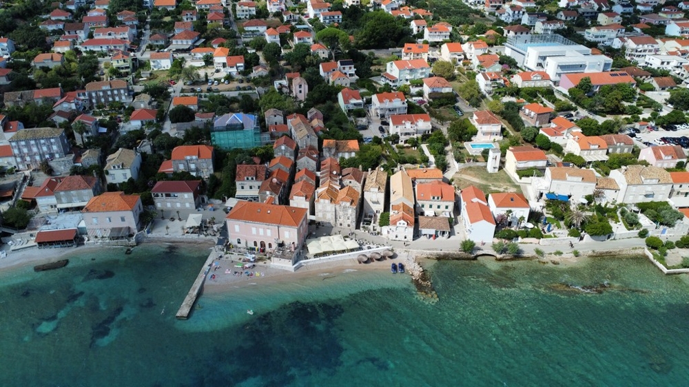 Widok z lotu ptaka na nadmorskie miasteczko Orebic z widokiem na morze