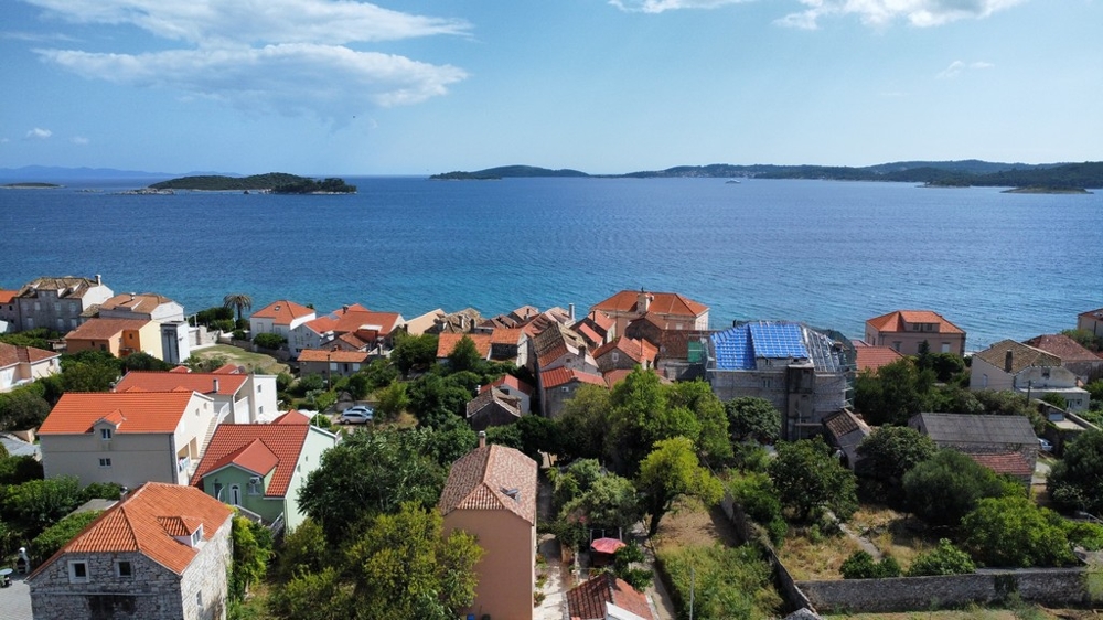 Widok z Orebic na dachy i morze