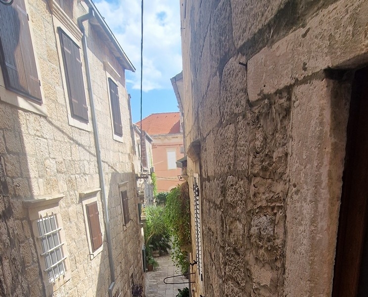 Wąska uliczka z tradycyjnymi kamiennymi domami