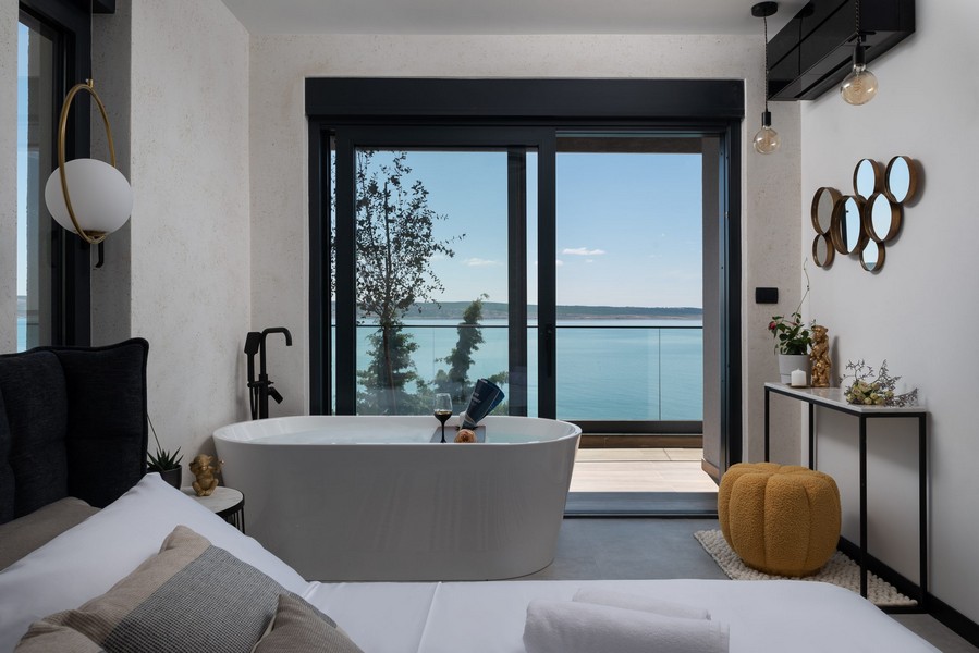 Łazienka z wanną i panoramicznym widokiem na morze