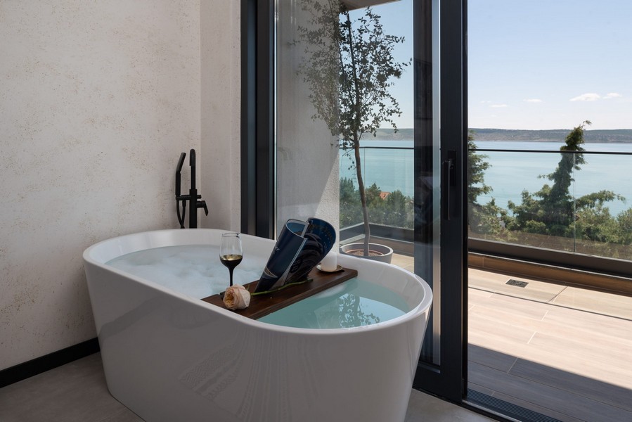 Wanna wolnostojąca przy oknie z widokiem na morze