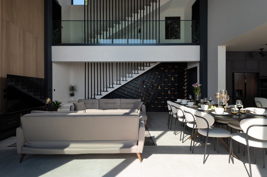 Elegancki salon i jadalnia z galerią i schodami