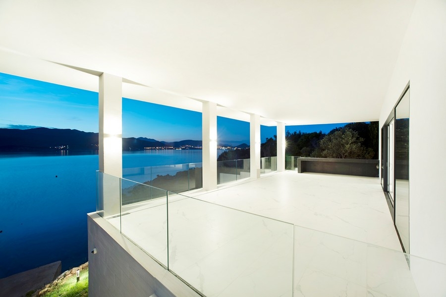 Luksusowa willa na skałach z nowoczesną architekturą i widokiem na morze