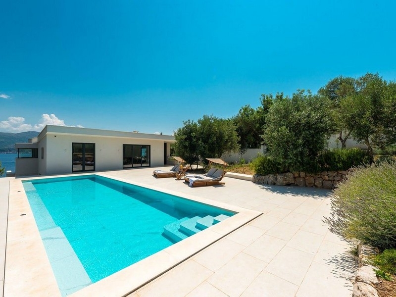 Basen z tarasem słonecznym i domek przy basenie