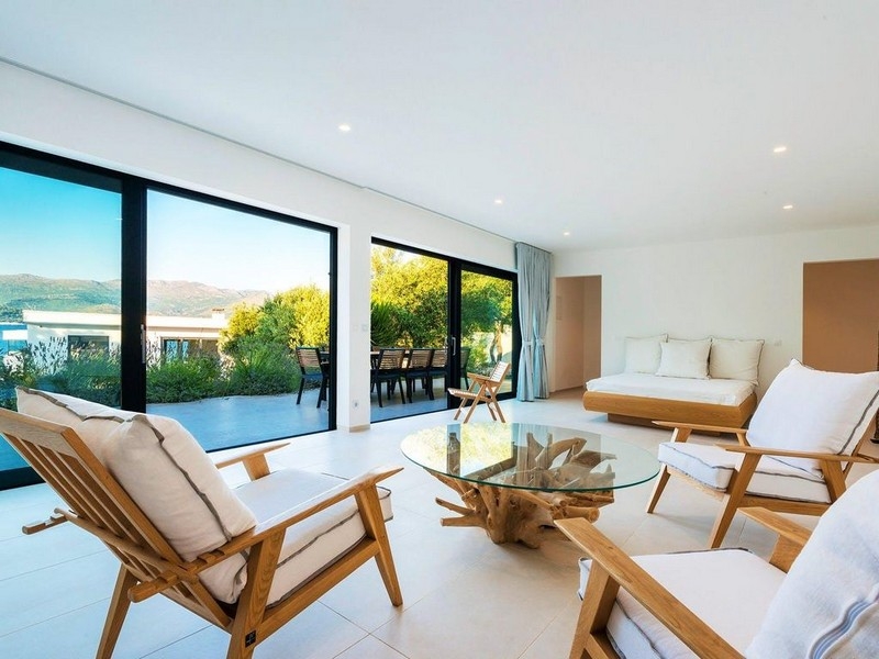 Jasny salon ze szklanym frontem i wyjściem na taras