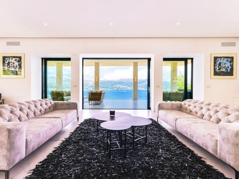 Część dzienna z widokiem na zadaszony taras i morze