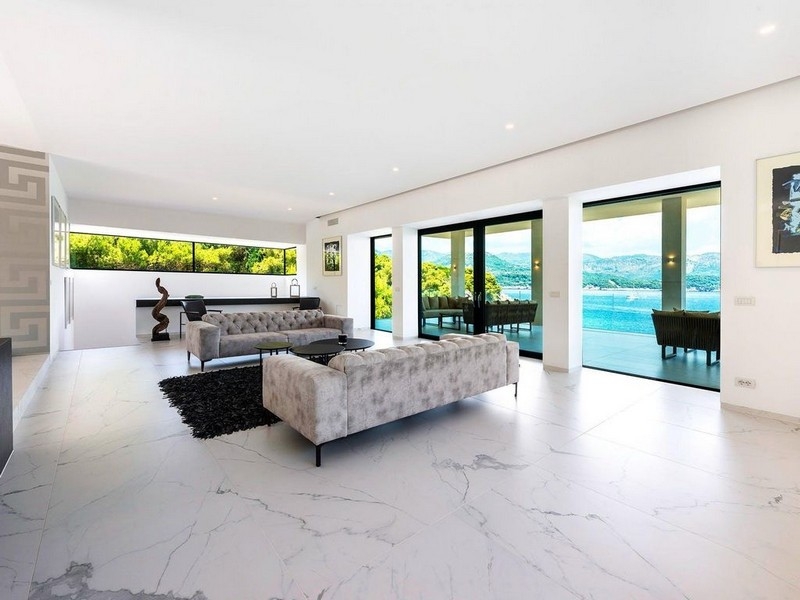 Salon z panoramicznymi oknami i wyjściem na taras