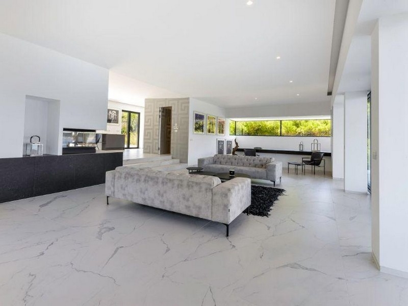 Część dzienna z widokiem na zadaszony taras i morze