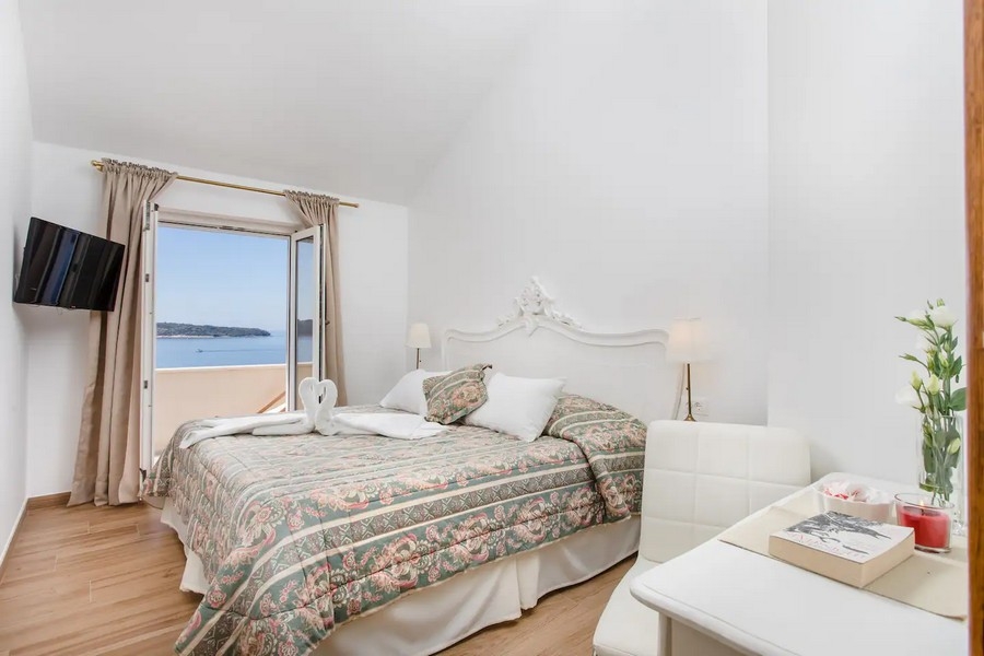 Sypialnia z podwójnym łóżkiem i widokiem na morze