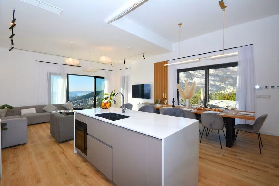 Otwarta część dzienna z kuchnią, jadalnią i widokiem na morze