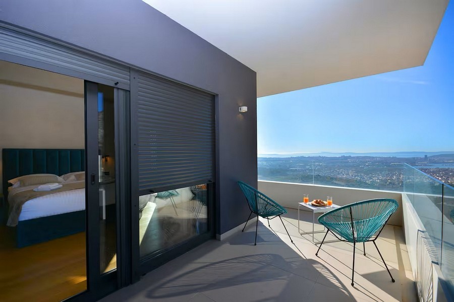 Sypialnia z tarasem i panoramicznym widokiem na miasto i morze