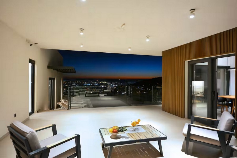 Zadaszony taras z wieczorną atmosferą i widokiem na miasto