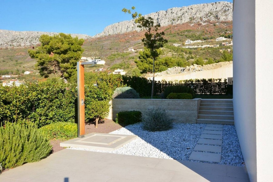 Ogród z prysznicem na świeżym powietrzu i widokiem na góry w Chorwacji