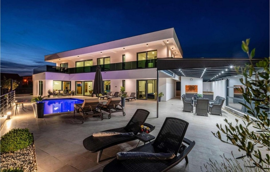 Luksusowa willa z tarasem przy basenie i zadaszoną jadalnią