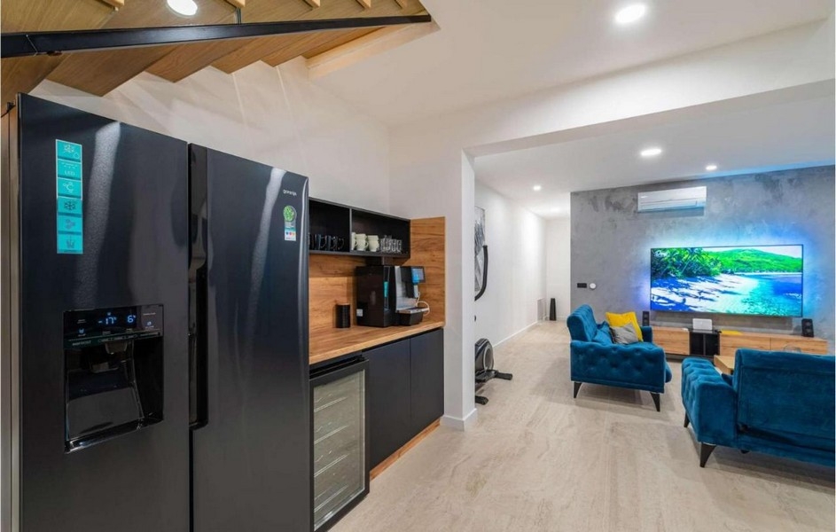 Nowoczesna kuchnia z lodówką i częścią wypoczynkową