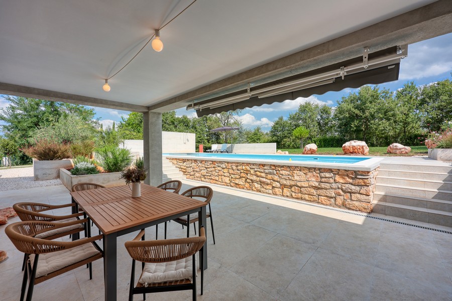 Zadaszony taras z jadalnią przy basenie