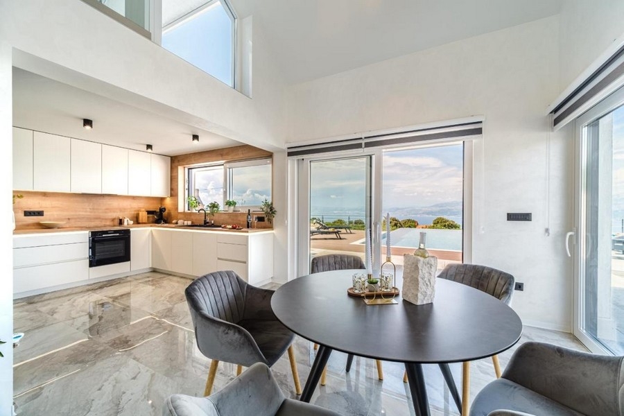 Jadalnia z widokiem na basen i morze przez panoramiczne okna