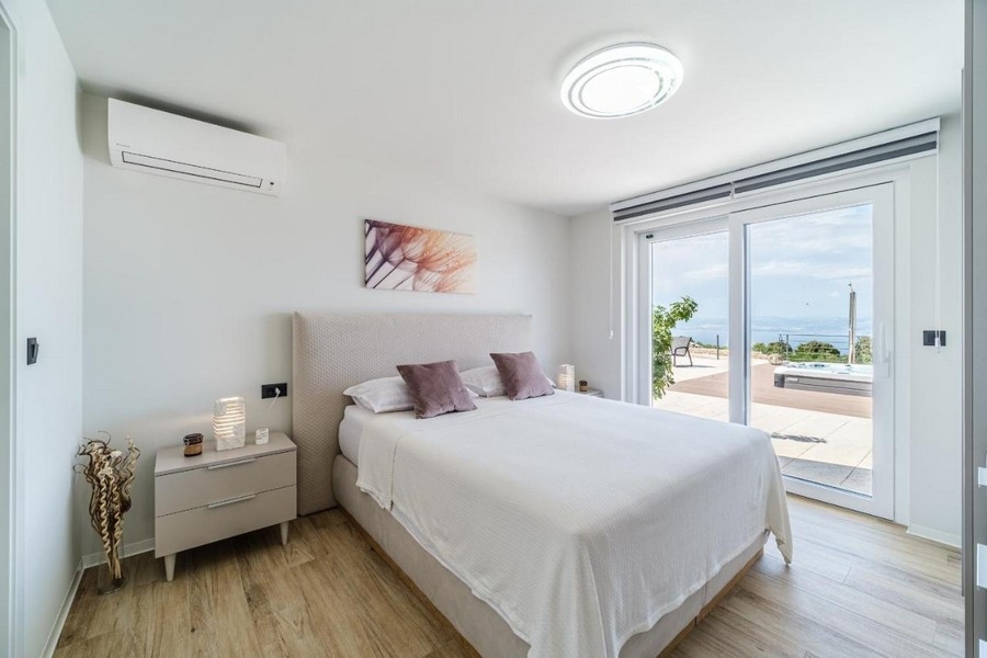 Sypialnia na parterze z podwójnym łóżkiem i widokiem na morze