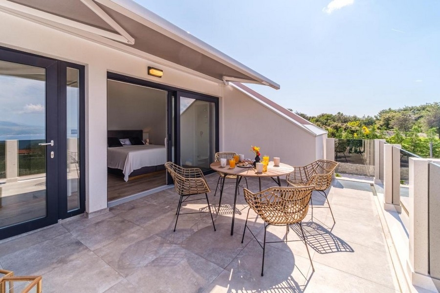 Górny taras z częścią wypoczynkową przed sypialnią