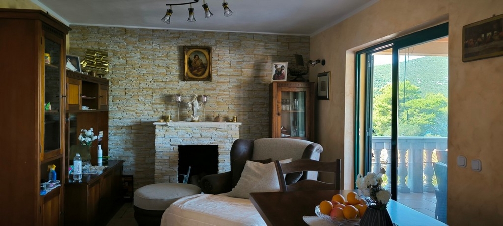 Salon z kominkiem i wyjściem na balkon