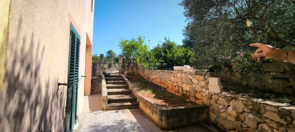 Zewnętrzne schody z kamienną ścianą i wejściem do domu