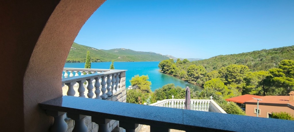 Widok na morze przez łuk tarasowy