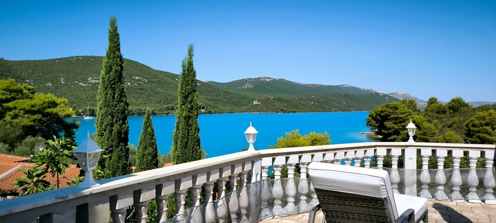 Taras z widokiem na morze i góry