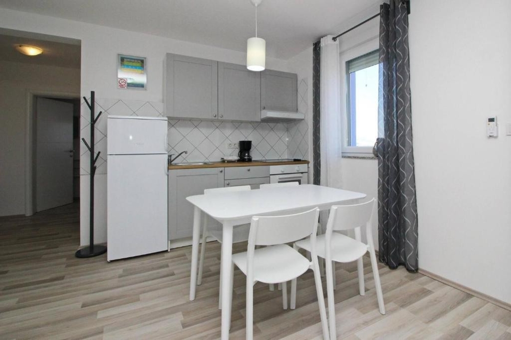 Jadalnia ze stołem i przejściem do salonu