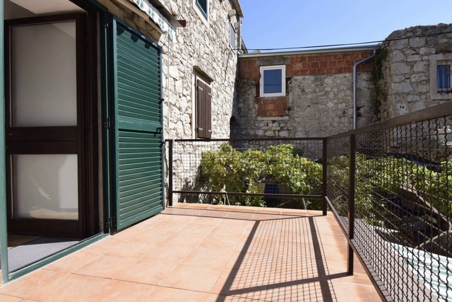 Taras kamiennego domu H3689 na sprzedaż w Chorwacji.