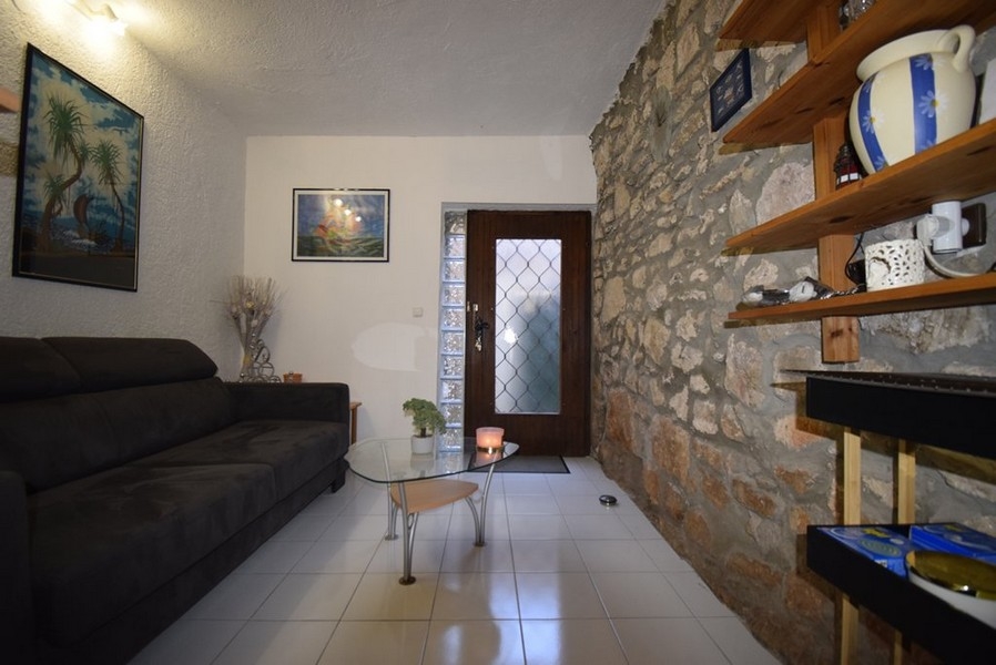 Pokój dzienny z kamienną ścianą i sofą