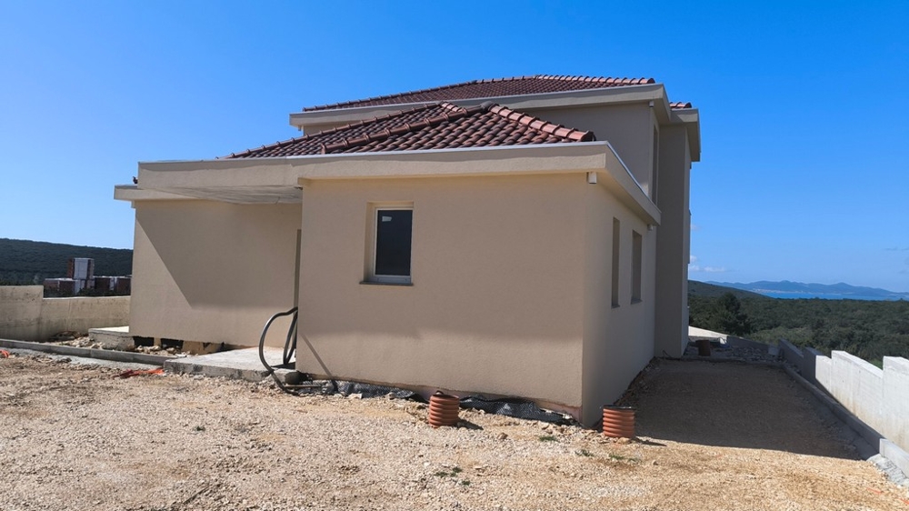 Tył domu h3691 w Chorwacji.