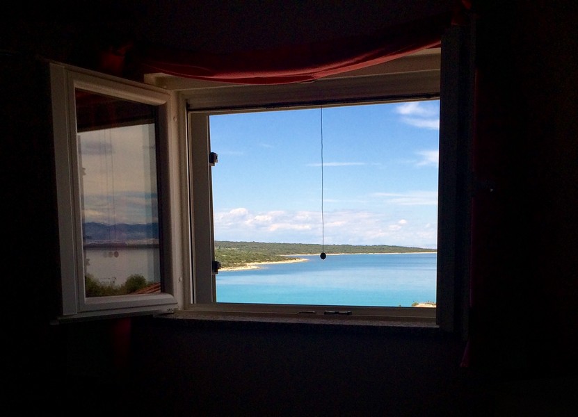 Widok z okna na wybrzeże i morze