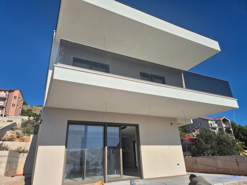 Nowoczesna willa blisko morza na sprzedaż w Sibeniku w Chorwacji.