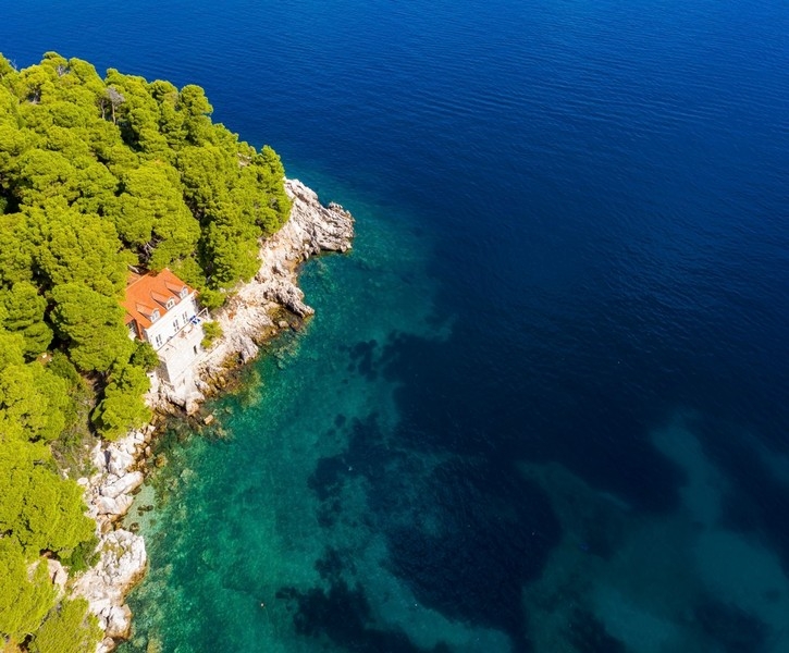 Nadmorska posiadłość w Dalmacji z otaczającą przyrodą