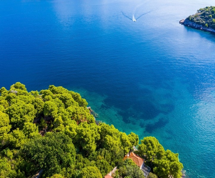 Widok na Morze Adriatyckie z willą H3695 na wybrzeżu