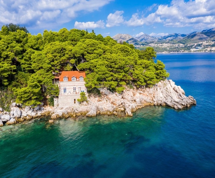 Willa w Dalmacji otoczona lasem i morzem