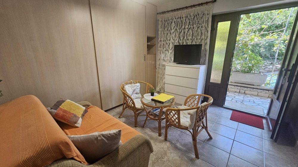 Pokój dzienny na parterze z sofą i meblami rattanowymi