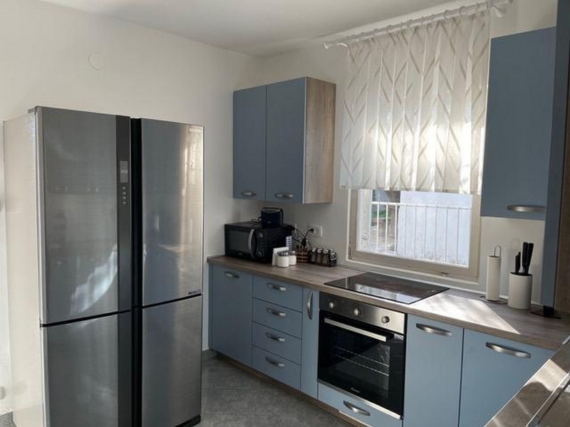 Nowoczesna kuchnia z zabudową AGD i oknem