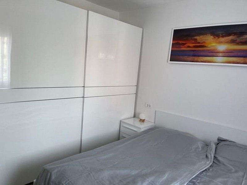 Sypialnia z podwójnym łóżkiem i szafą