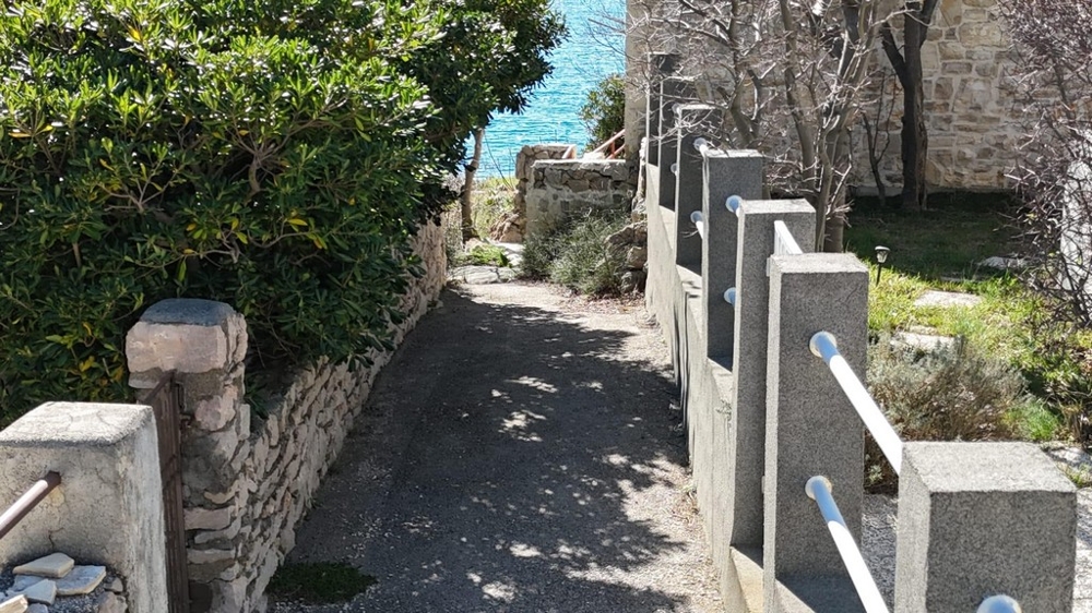 Dostęp do morza ścieżką ogrodową