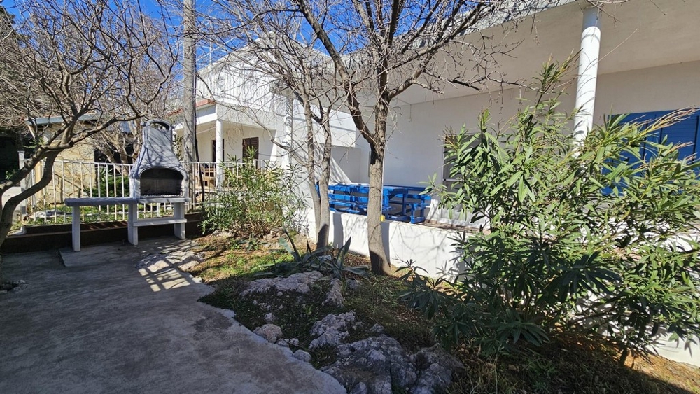 Ogród z miejscem do grillowania i tarasem w Lukovo Sugarje